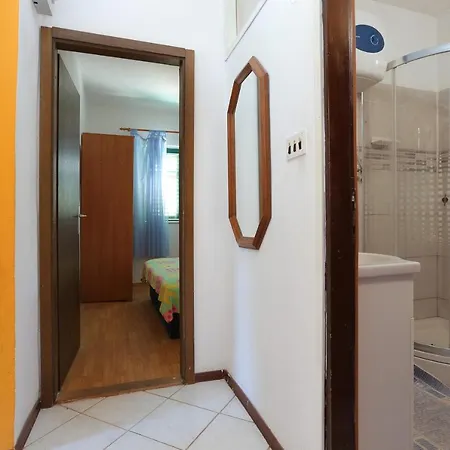 Apartment By The Sea Vinisce, Trogir - 13648 *